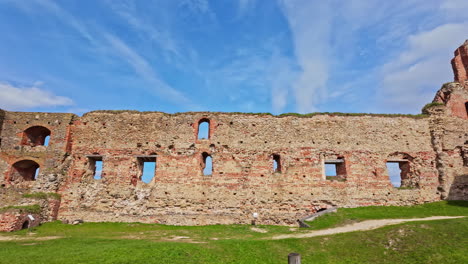 Originales-Muros-De-Piedra-De-Fortificación-Del-Castillo-Medieval-De-Bauska-En-Letonia