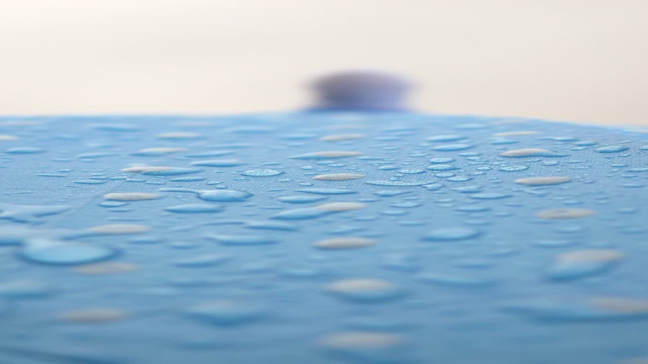 파란 우산에 물방울이 떨어집니다.