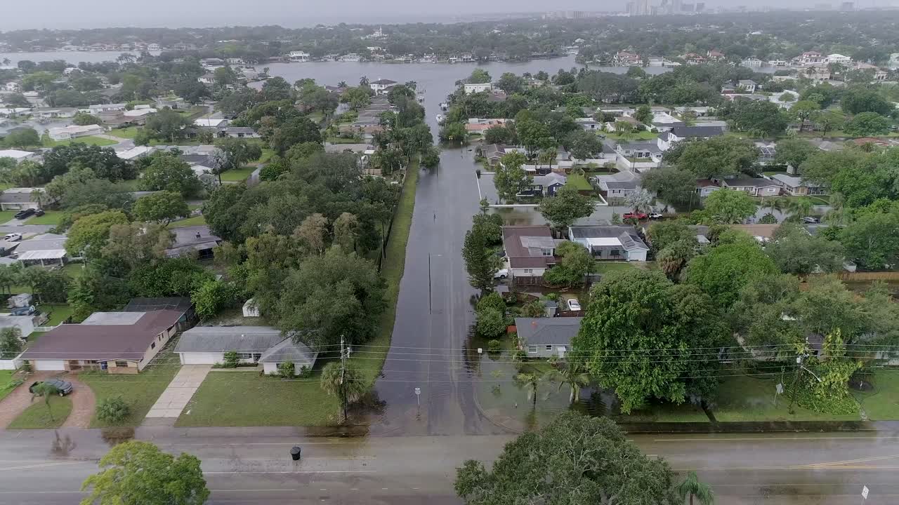 Video drone 4K di allagamenti causati dalla mareggiata dell'uragano Idalia a St.