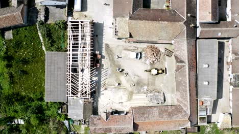 vuelo con un movimiento circular sobre un sitio de construcción de una casa sin terminar