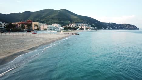 un dron vuela paralelo a la costa mediterránea en italia, en génova