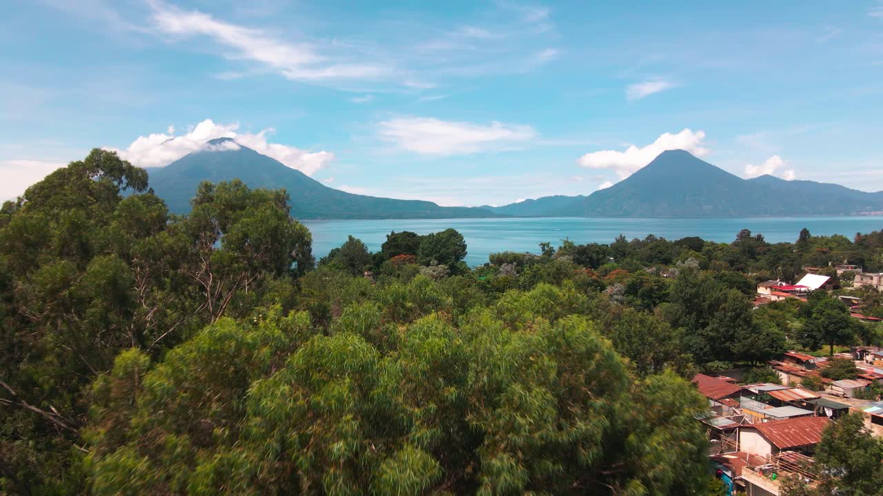 Droneflyvning mod sø og vulkaner - Atitlán-søen, Panajachel, Guatemala.