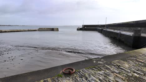 Der-Pier-Tramore-Waterford-Irland-An-Einem-Ruhigen-Wintermorgen