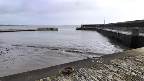 el pier tramore waterford irlanda en una tranquila mañana de invierno