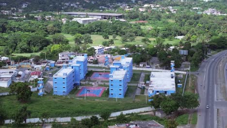 Antena-Lateral-De-Grandes-Bloques-De-Celdas-De-Una-Cárcel-En-El-Caribe,-República-Dominicana