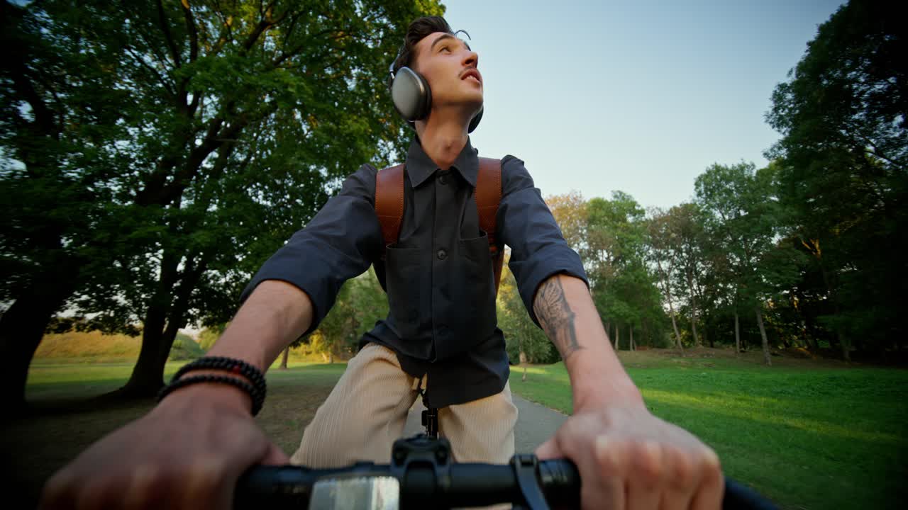 공원에서 자전거를 타는 남자