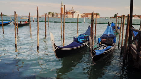 Schwimmende-Gondelboote-Venedig