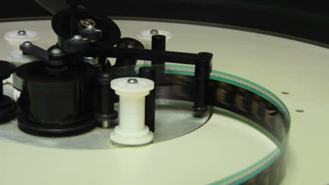 carretes de película a través de un proyector