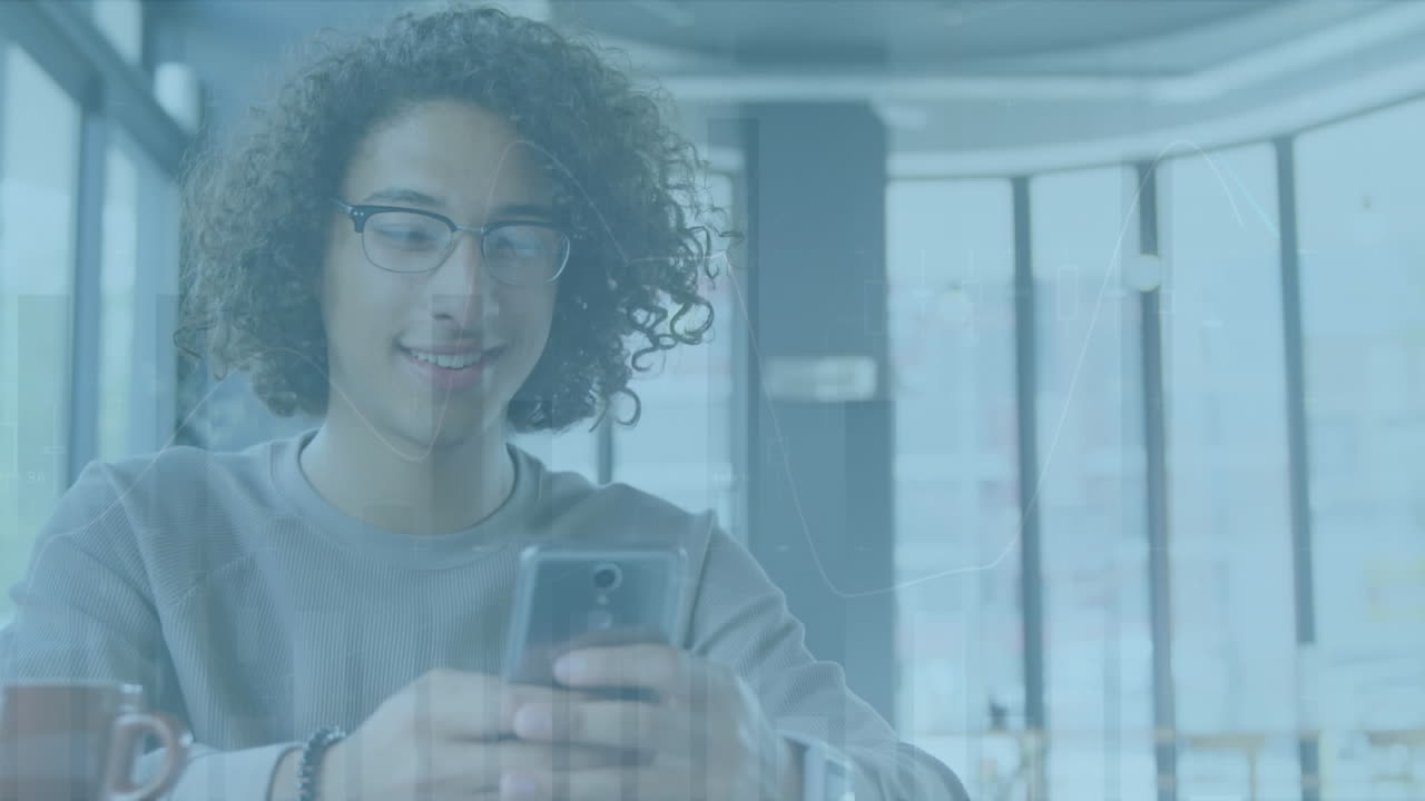 Animazione di elaborazione statistiche su uomo sorridente che usa lo smartphone