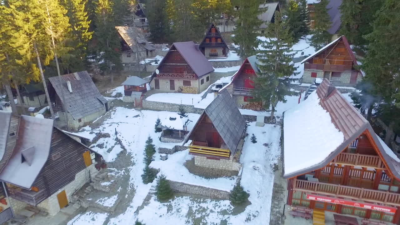 Ilmakuva matkailukeskuksesta, hiihtoalueesta ja virkistyslomakohteesta Jahorinan vuorella, Bosnia ja Hertsegovina