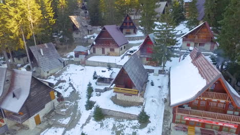 波斯尼亞和黑塞哥維那雅霍里納山上的旅遊運動,滑雪區和休<unk>場的空中景色