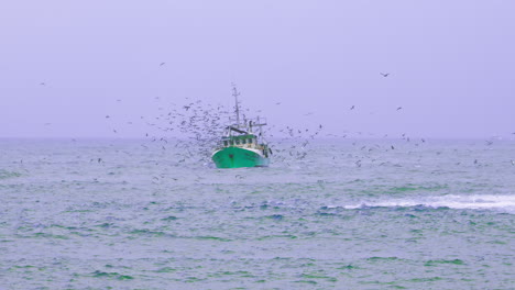 Barco-Pesquero-Rodeado-De-Gaviotas-En-Una-Tarde-Tormentosa.