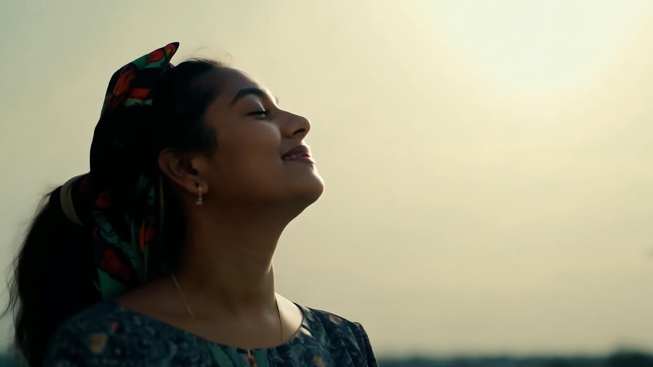 hermosa mujer joven con un pañuelo sonriendo