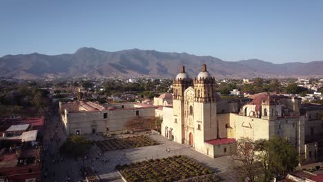 Panorama-Zeitraffer-Des-Kiosks-Im-Historischen-Zentrum-Von-Coyoacan-Am-Mittag-Eines-Samstags,-Der-Viele-Menschen-Zeigt,-Die-Durch-Die-Gegend-Gehen