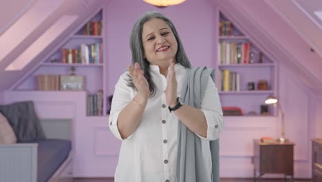 madre india feliz aplaudiendo y apreciando