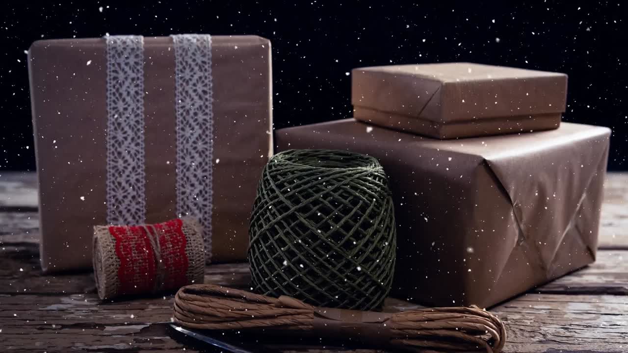 크리스마스 선물 장식과 함께 내리는 눈