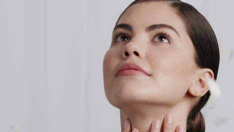 retrato de cerca hermosa mujer joven pétalos de rosa cayendo tocando la piel desnuda disfrutando de la belleza natural fragancia acariciando suave cuidado de la piel saludable sensual elegancia femenina cámara lenta