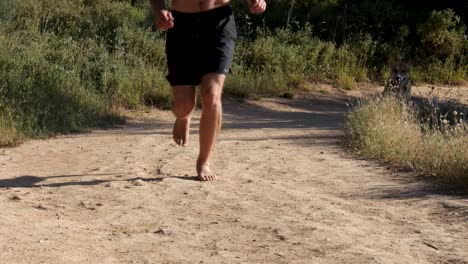 corriendo descalzo en la arena