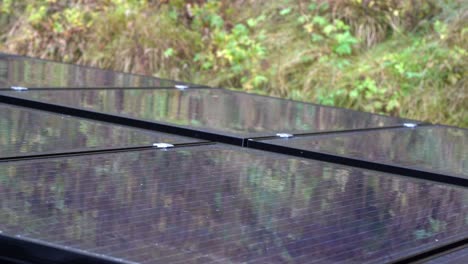 Starker-Regen-Bei-Der-Installation-Von-Solarmodulen-Und-Geringe-Stromproduktion-–-Siliziumschalttafeln-Auf-Dem-Dach-Eines-Privathauses-Installiert-–-Statische-Aufladung