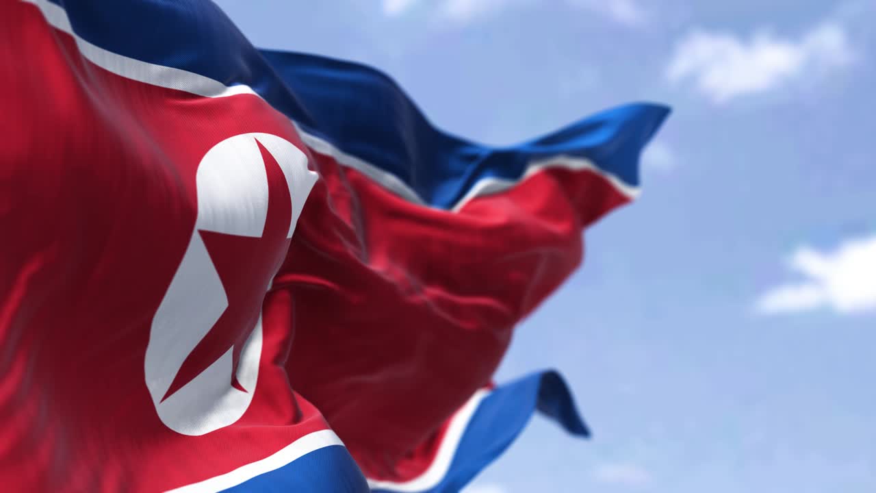은 날 바람에 흔들리는 북한의 국기 상세한 모습