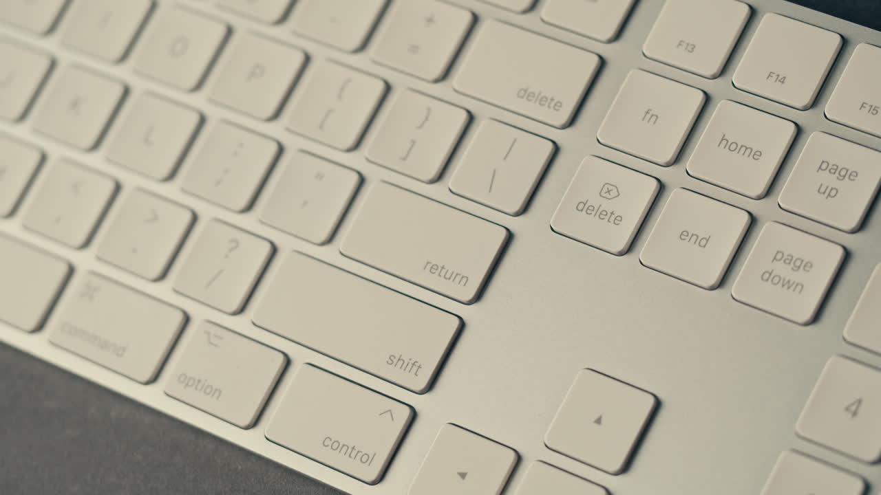 persona escribiendo en un teclado blanco