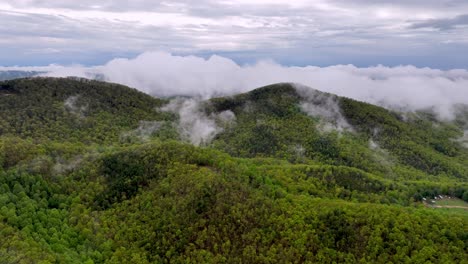 niebla en los apalaches cerca de boone y blowing rock nc, carolina del norte