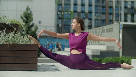 woman doing a split outdoors