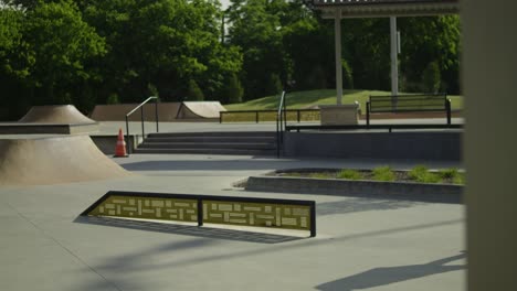 patinador masculino haciendo una molienda débil en un carril en un skatepark