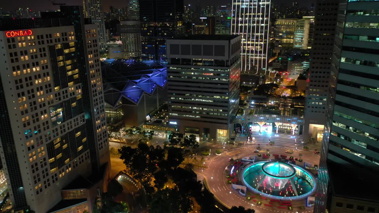 싱가포르 시내에서 야간 조명 비행 유명한 다운타운 트래픽 서클 항공 파노라마 4k