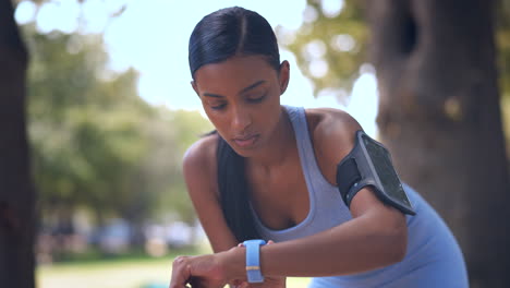 Laufen,-Frau-Und-überprüfen-Sie-Die-Smartwatch-Im-Freien