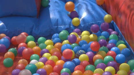 Bolas-De-Colores-En-Una-Piscina-Inflable