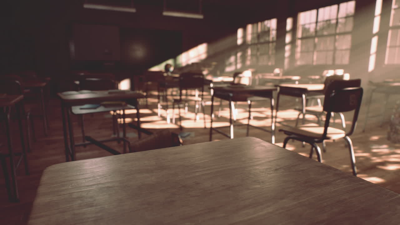 ver el aula con mesas y pequeñas pizarras y paredes sucias