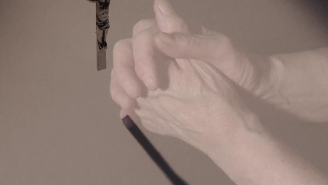 십자가 위 에서 기도 하는 백인 여자 의 손 의 애니메이션