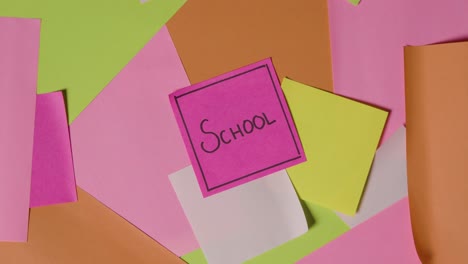 concepto educativo de notas adhesivas giratorias con la escuela escrita en la nota superior