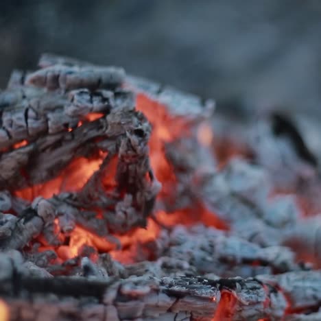carbón caliente en el fuego