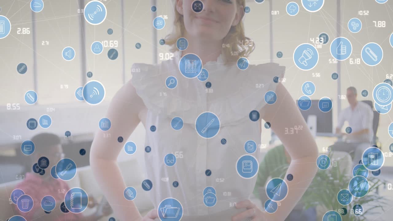 animación de iconos sobre mujer de negocios caucásica sonriendo a la cámara en la oficina