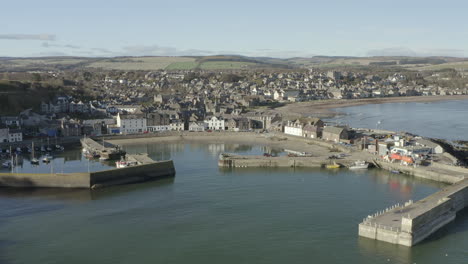 Eine-Luftaufnahme-Der-Stadt-Stonehaven-Und-Des-Hafens-An-Einem-Sonnigen-Tag,-Aberdeenshire,-Schottland