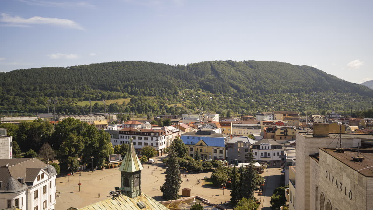 lapso de tiempo de movimiento panorámico de la ciudad de žilina, eslovaquia vista desde la torre de burian en un día soleado de verano