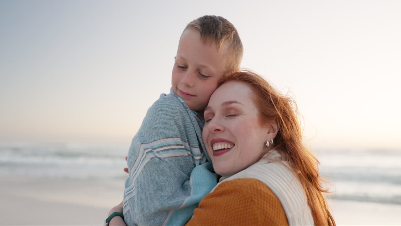Strand, Decke und Mutter umarmt Kind im Urlaub