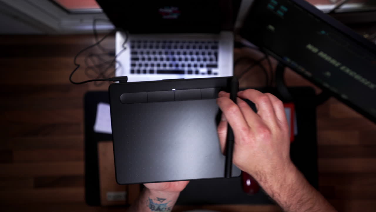 manos de diseñador gráfico usando tabla gráfica