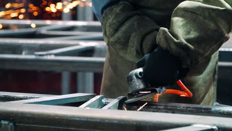 Pulido-De-Cordones-De-Soldadura-Con-Amoladora-Angular-En-Planta.-Utilizando-Instrumentos-Industriales