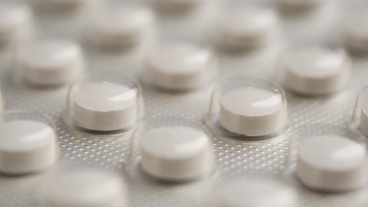 블리스터 패키지에 담긴 색 알약의 클로즈업