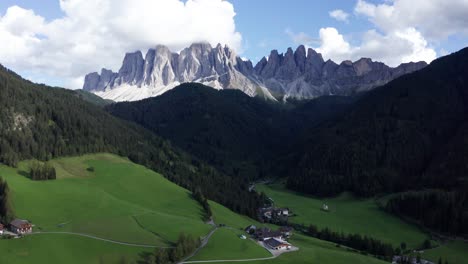 valle de montaña val di funes en dolomitas italianas, estableciendo amplia toma aérea