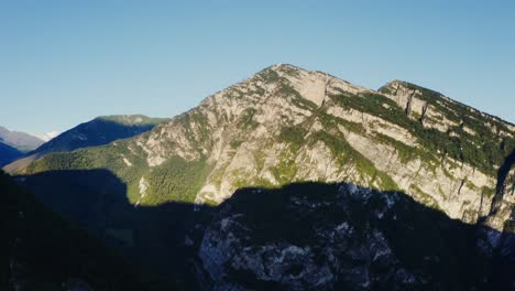 paisaje de montaña al amanecer
