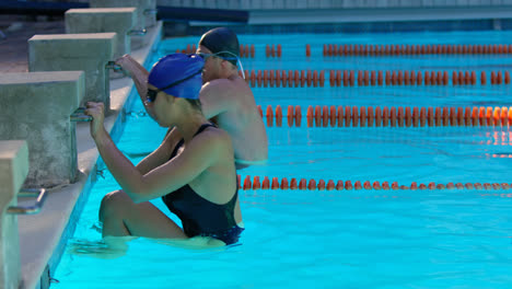 Vista-Lateral-De-Un-Hombre-Y-Una-Mujer-Nadando-En-La-Piscina-4k