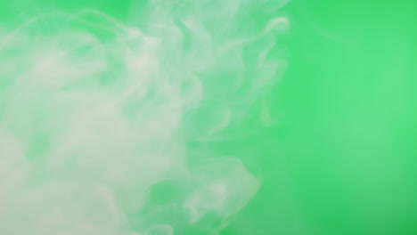 humo blanco en la pantalla verde