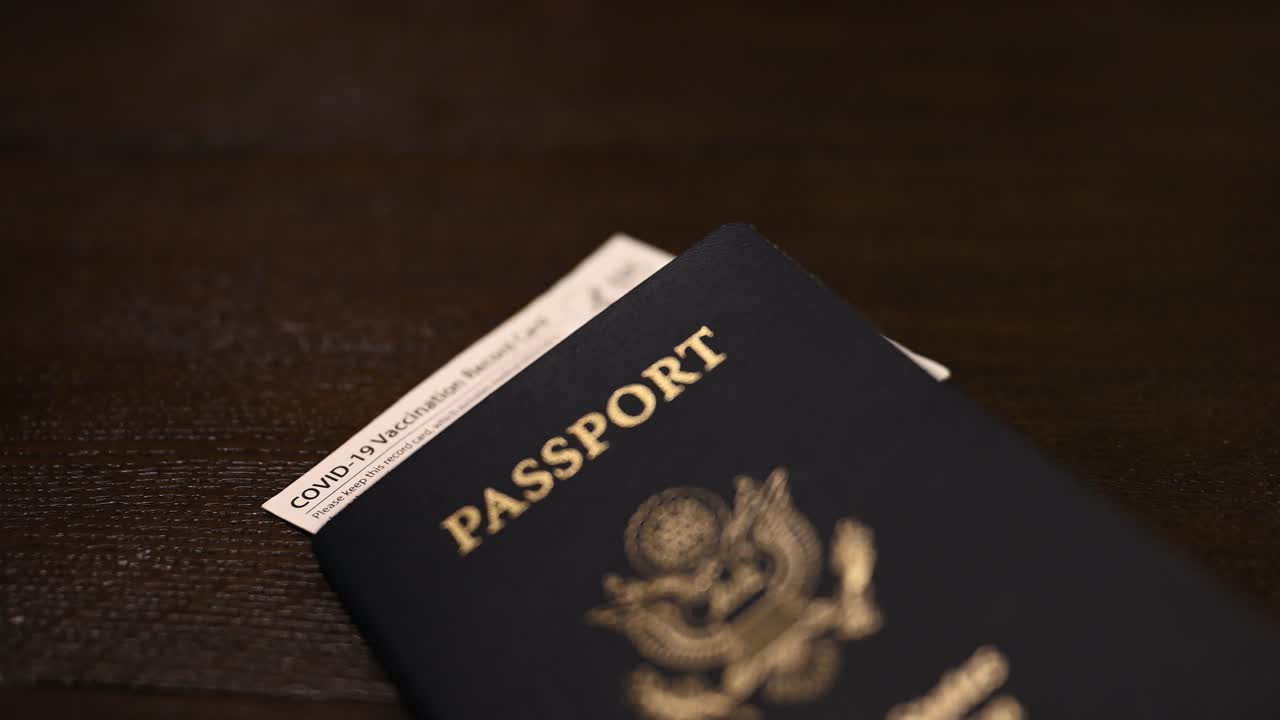 papel de vacunación covid-19 cdc colgando de la parte superior de au