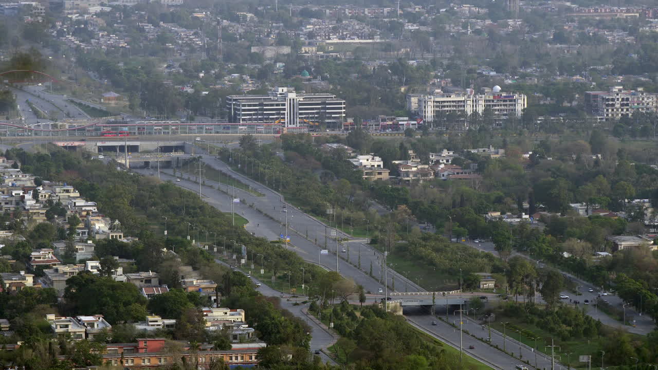 concurridas calles y carreteras urbanas en el centro de islamabad, ciudad capital de pakistán
