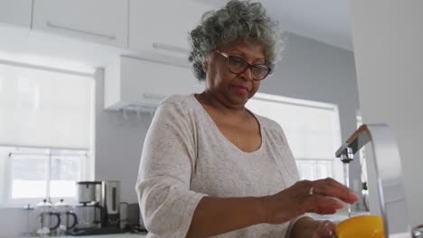 una anciana afroamericana pasa tiempo en casa cocinando. distanciamiento social en cuarentena.