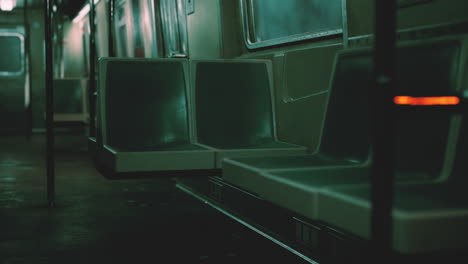 un vagón de metro espacioso con muchos asientos vacíos